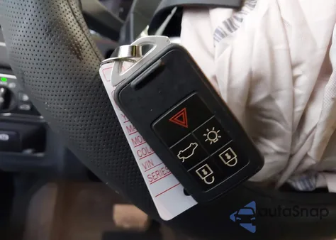 2017 Volvo Xc60 T5 Inscription z USA, uszkodzony, nr VIN YV440MRU2H2122564